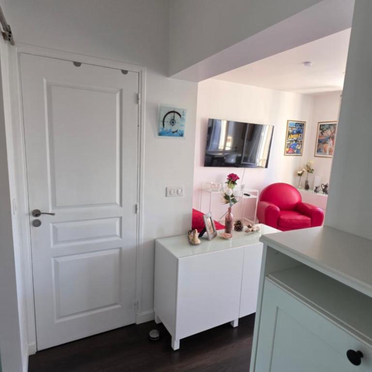 "Philomer Remparts" Art Deco Apartments by Sea and Parc - One-Bedroom Apartment with Ocean View - 17