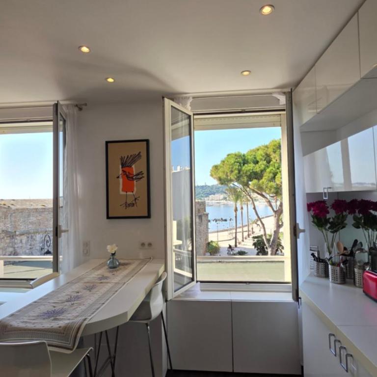 "Philomer Remparts" Art Deco Apartments by Sea and Parc - One-Bedroom Apartment with Ocean View - 12