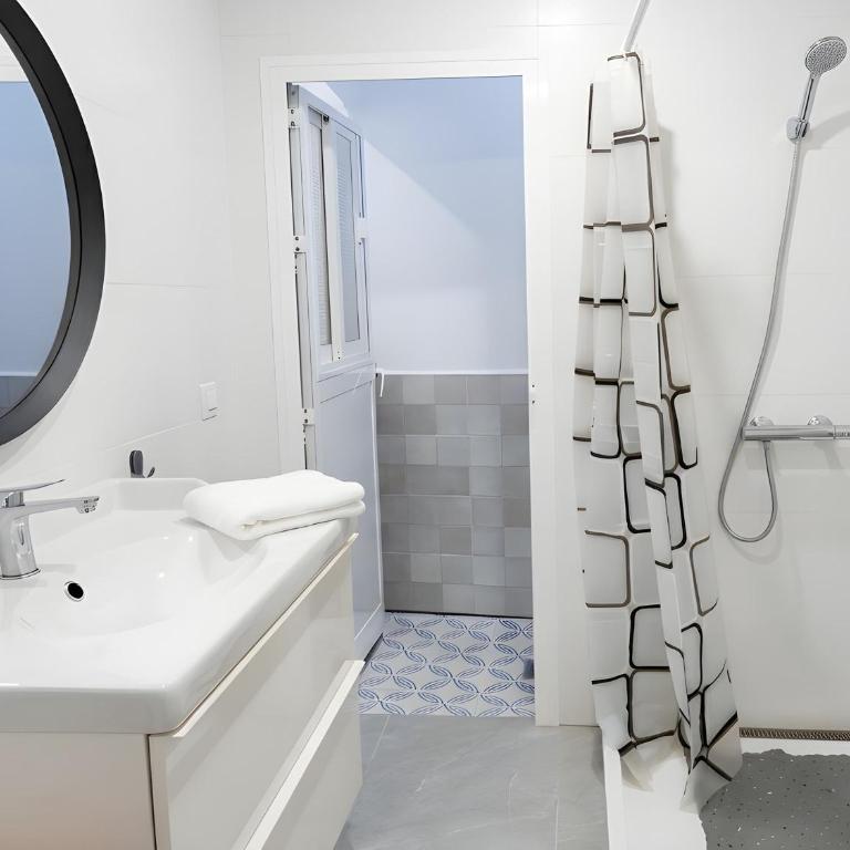 Apartamento con WiFi y terraza cerca del centro y la playa - Apartment - 12