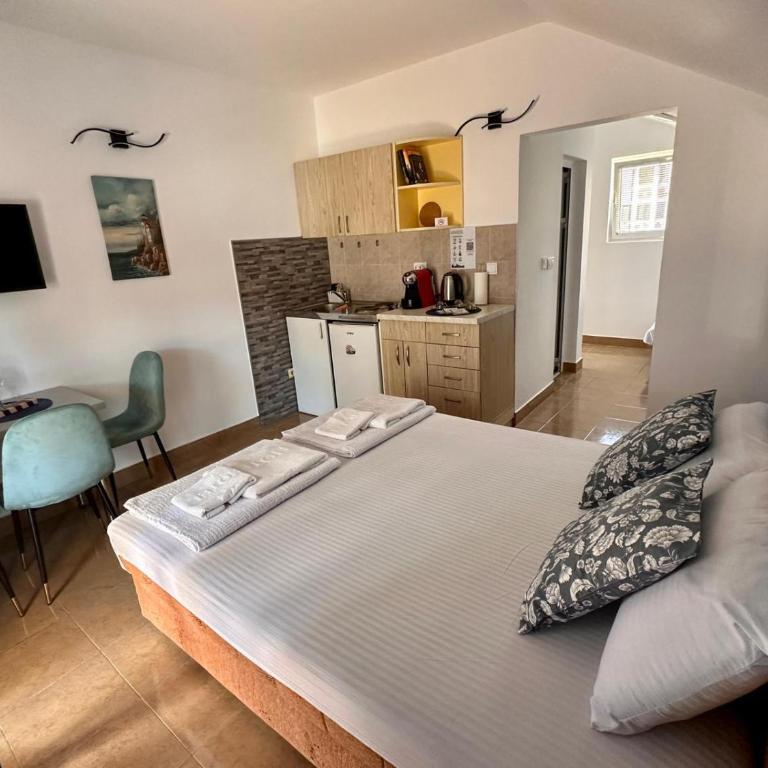 Studio apartmani Ljubica - Deluks Dvokrevetna Soba s Bračnim Krevetom (2 odrasle osobe + 1 dete) - 1