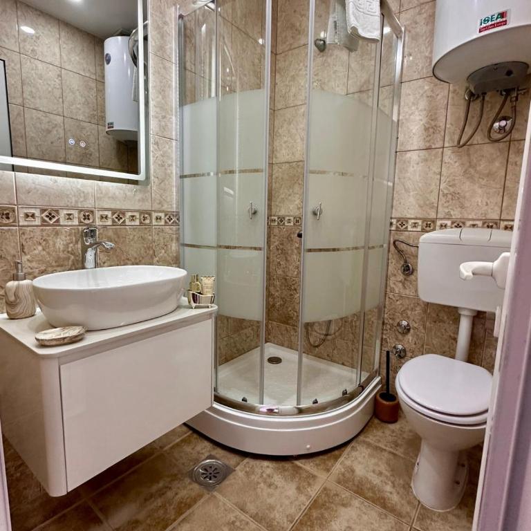 Studio apartmani Ljubica - Deluks Dvokrevetna Soba s Bračnim Krevetom (2 odrasle osobe + 1 dete) - 10