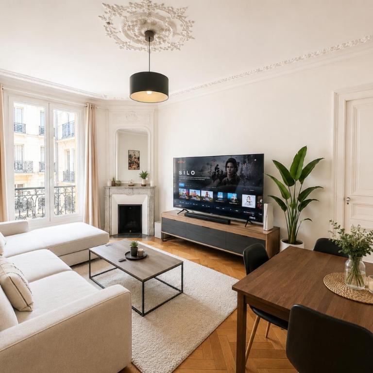 2 Bedroom Apartment in Paris 2 - Walk to Louvre - Two-Bedroom Deluxe Apartment - 2
