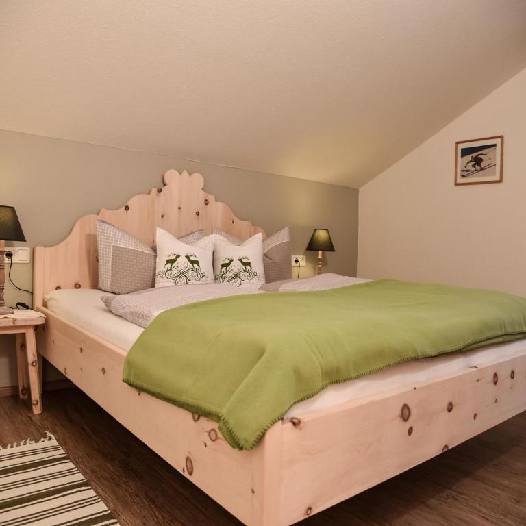 HAUS Susanne - TOP-Ferienwohnungen - SOMMER-Bergbahn inklusive - Comfort One-Bedroom Apartment with Two Balconies - Second Floor 4 - 5
