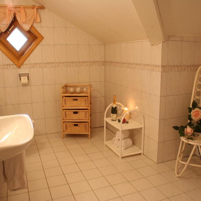 HAUS Susanne - TOP-Ferienwohnungen - SOMMER-Bergbahn inklusive - Comfort One-Bedroom Apartment with Two Balconies - Second Floor 4 - 6
