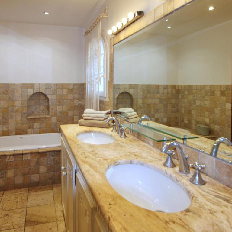 Stunning Home In Hyères With Sauna - Four-Bedroom House - 18