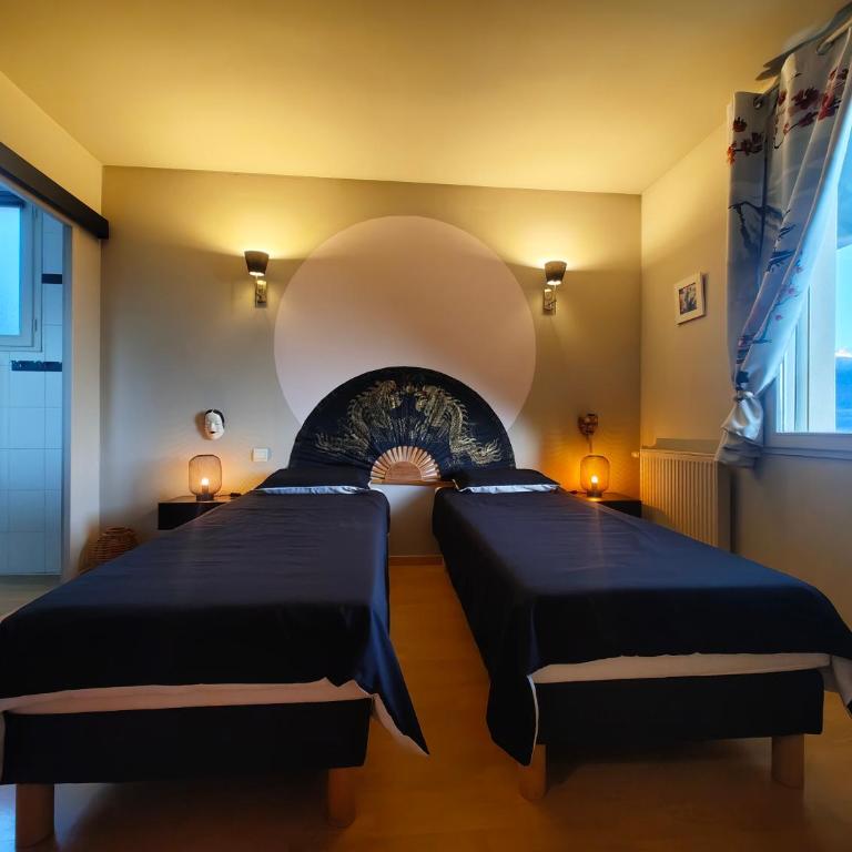 Le Belvédère : chambres et table d'hôtes - Chambre Double ou Lits Jumeaux avec Salle de Bains Privative - 1