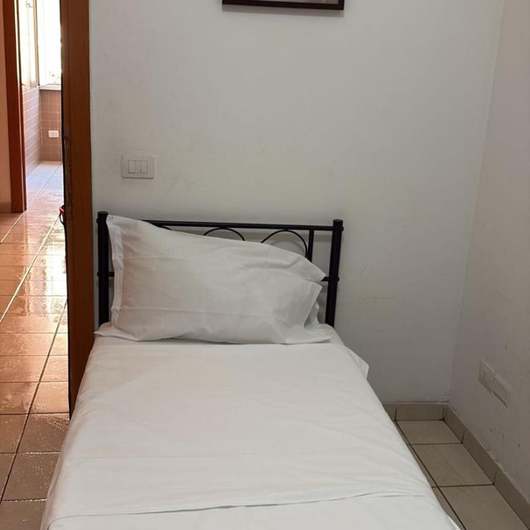 Arcadia Hosting Piazza Unità - Budget Single Room - 3