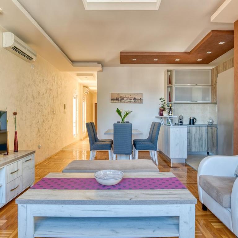 SeaView Escape Budva - Apartman sa 2 Spavaće Sobe, Balkonom i Pogledom na More - 5
