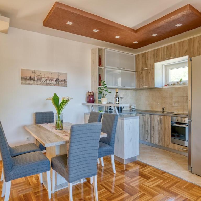 SeaView Escape Budva - Apartman sa 2 Spavaće Sobe, Balkonom i Pogledom na More - 9