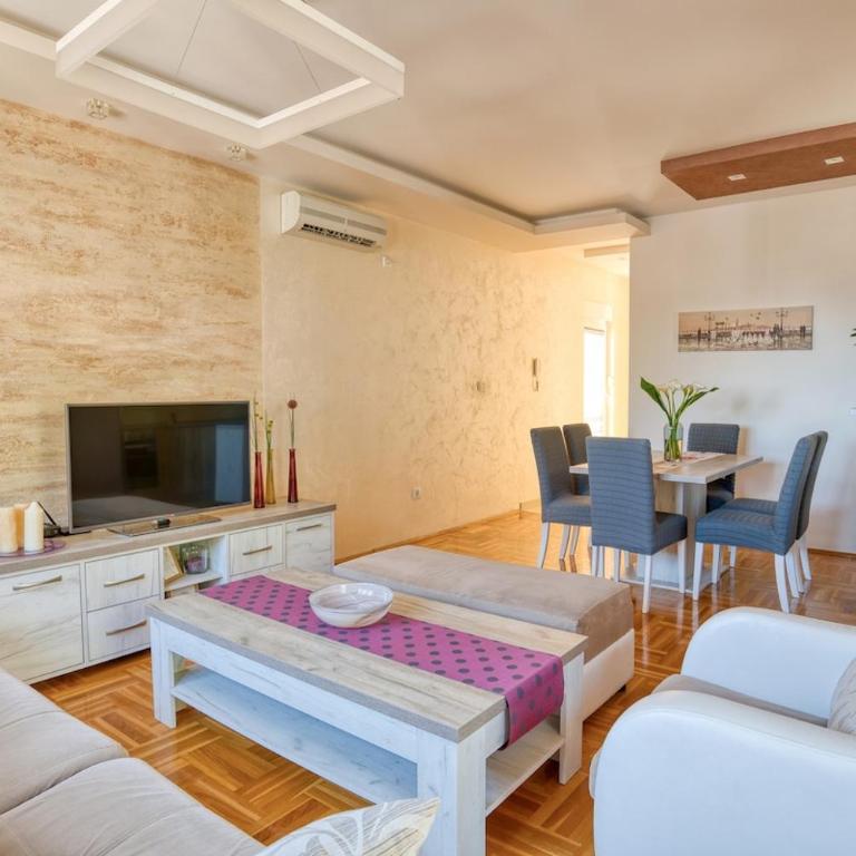 SeaView Escape Budva - Apartman sa 2 Spavaće Sobe, Balkonom i Pogledom na More - 17