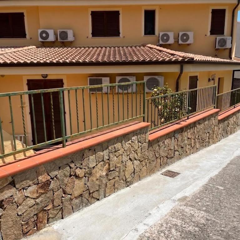 Casa al piano terra con 2 camere da letto, parcheggio privato e piscina condominiale - Two-Bedroom House - 7