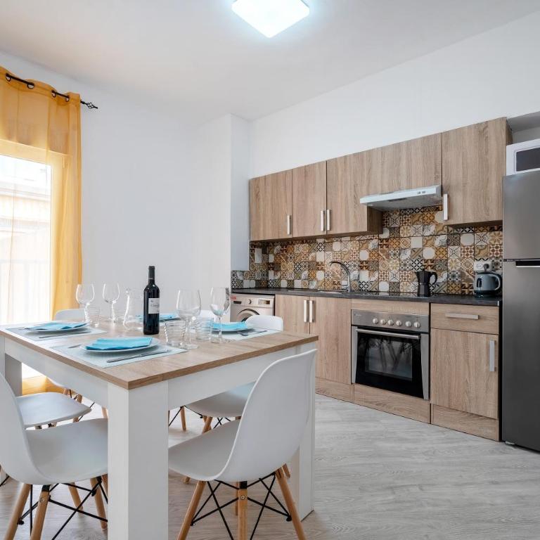 Cambrils Turistic 3a - Three-Bedroom Premium Apartment with Balcony - 5