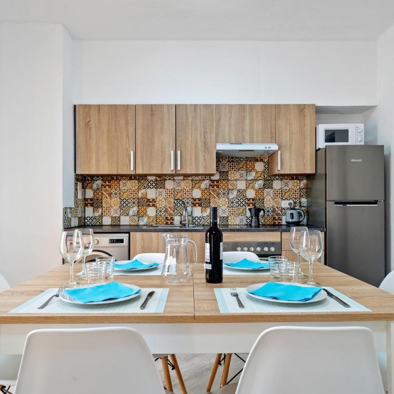 Cambrils Turistic 3a - Three-Bedroom Premium Apartment with Balcony - 6