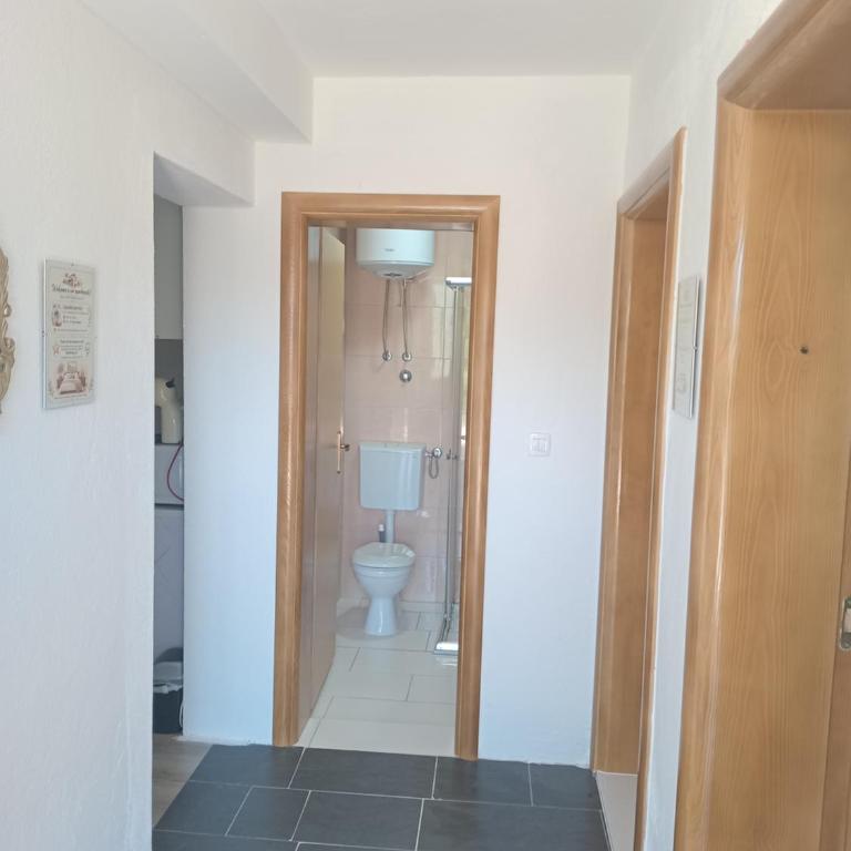 Two Bedroom Apartment in Mostar with Terrace & View - Apartman sa 2 Spavaće Sobe - 7