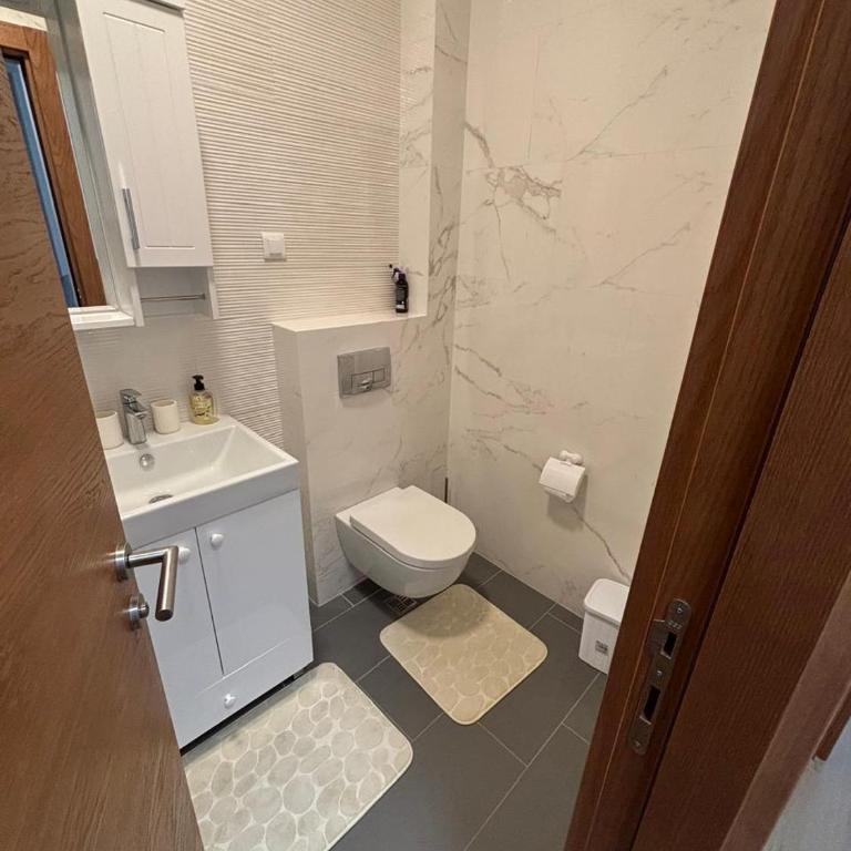 Sea View Escape Stylish 2 Bedroom Flat in Budva - Apartman sa 2 Spavaće Sobe - 9