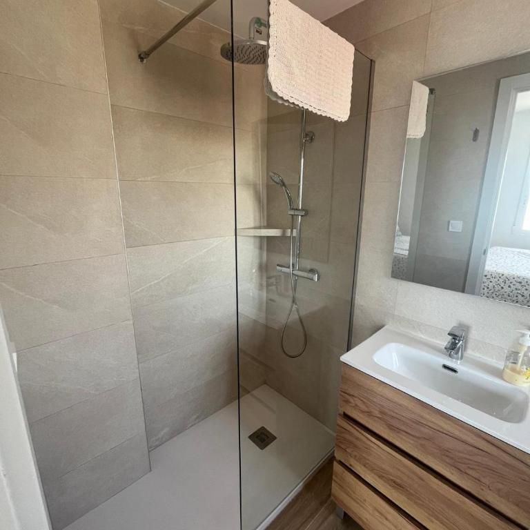 Apartamento La Calma en Primera Línea de Playa - Three-Bedroom Apartment - 8