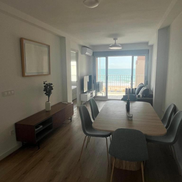 Apartamento La Calma en Primera Línea de Playa - Three-Bedroom Apartment - 13