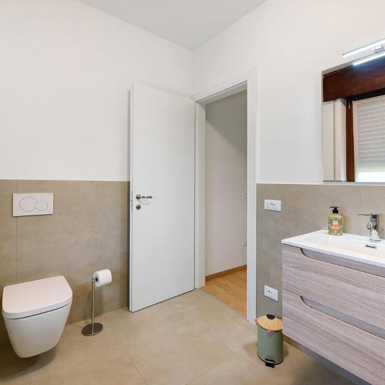Charming Lake Garda Apartment - Two-Bedroom Deluxe Apartment with Garden View - 14