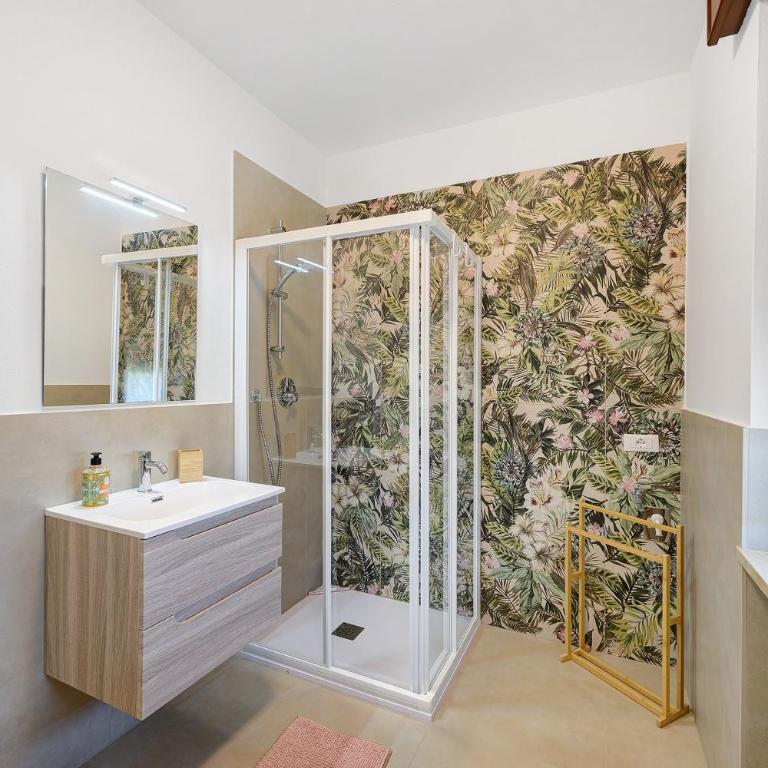 Charming Lake Garda Apartment - Two-Bedroom Deluxe Apartment with Garden View - 16