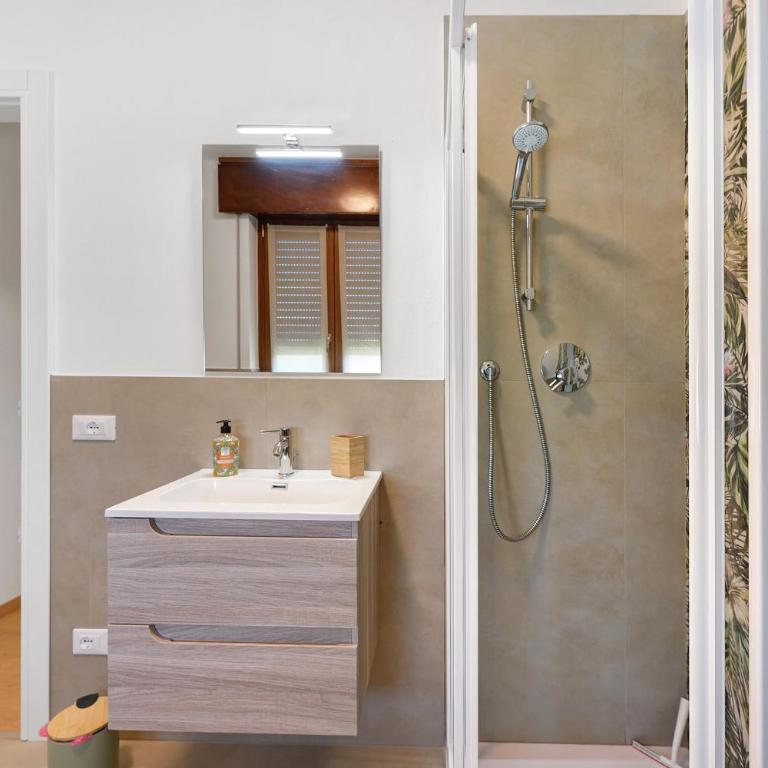 Charming Lake Garda Apartment - Two-Bedroom Deluxe Apartment with Garden View - 15