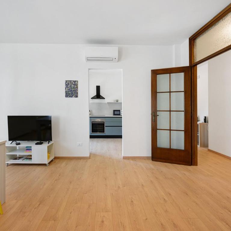 Charming Lake Garda Apartment - Two-Bedroom Deluxe Apartment with Garden View - 9