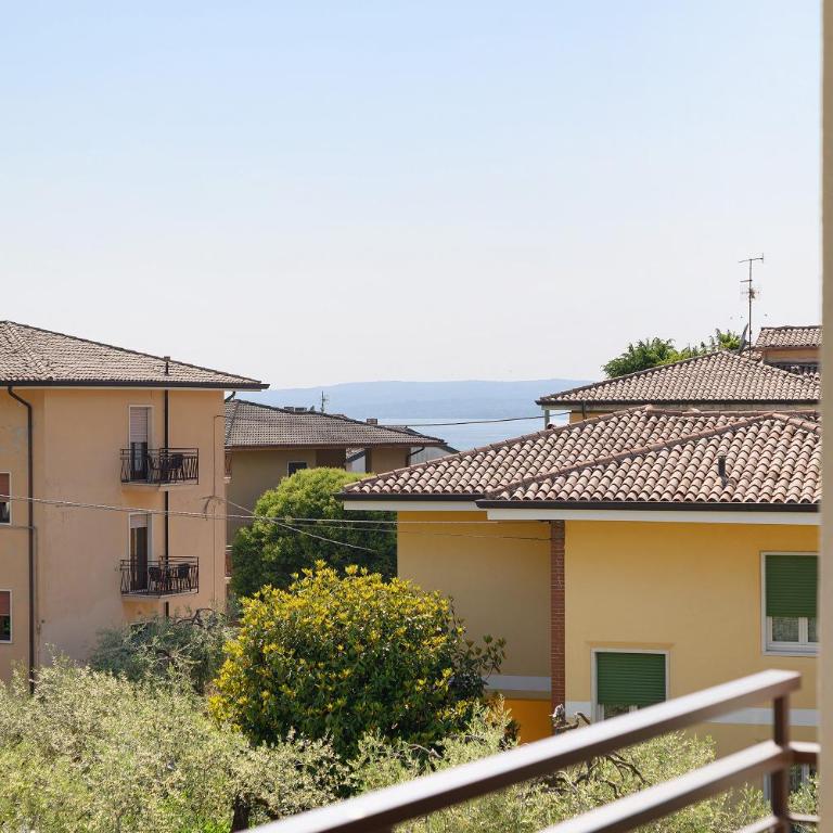 Charming Lake Garda Apartment - Two-Bedroom Deluxe Apartment with Garden View - 2