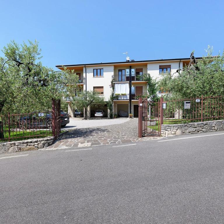 Charming Lake Garda Apartment - Two-Bedroom Deluxe Apartment with Garden View - 30