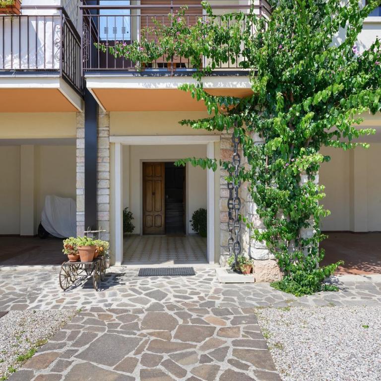 Charming Lake Garda Apartment - Two-Bedroom Deluxe Apartment with Garden View - 28