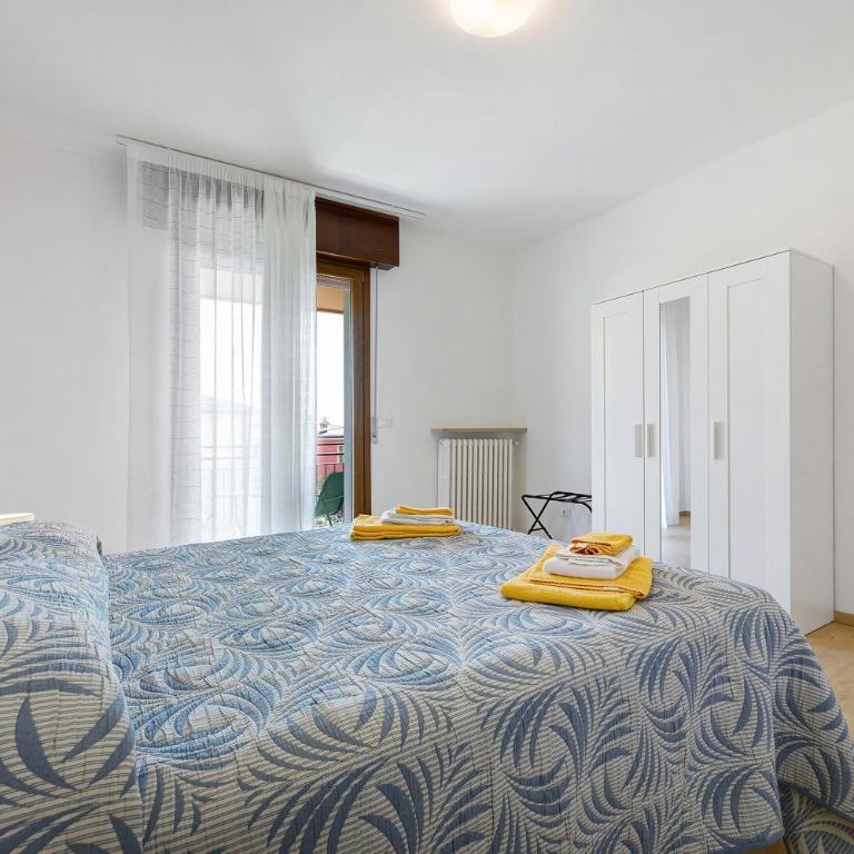 Charming Lake Garda Apartment - Two-Bedroom Deluxe Apartment with Garden View - 12
