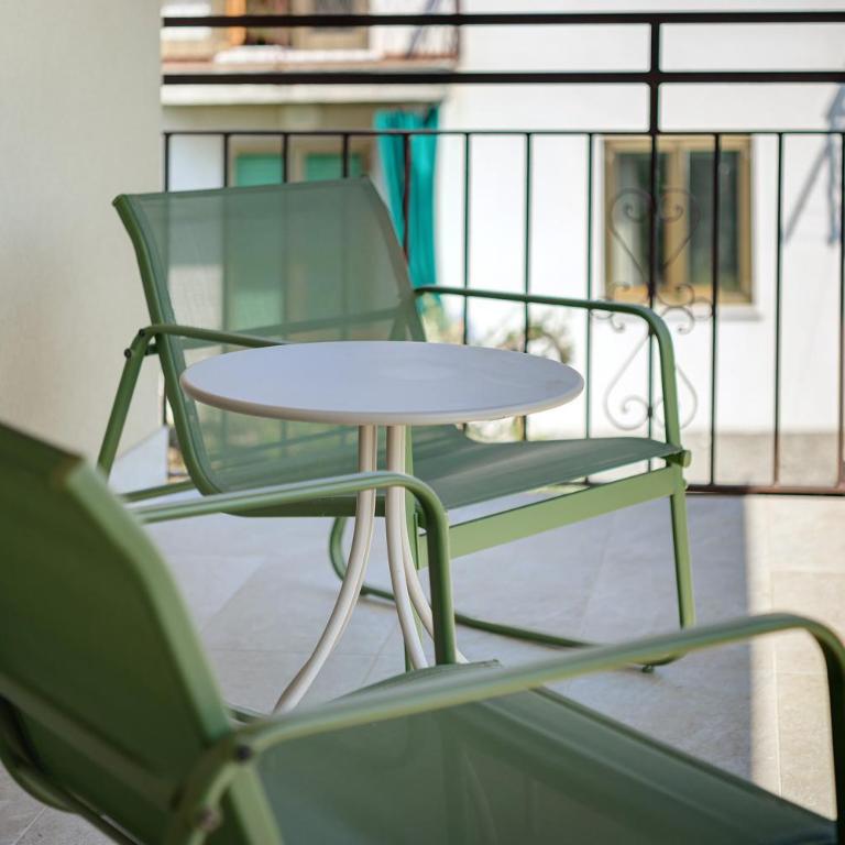 Charming Lake Garda Apartment - Two-Bedroom Deluxe Apartment with Garden View - 3