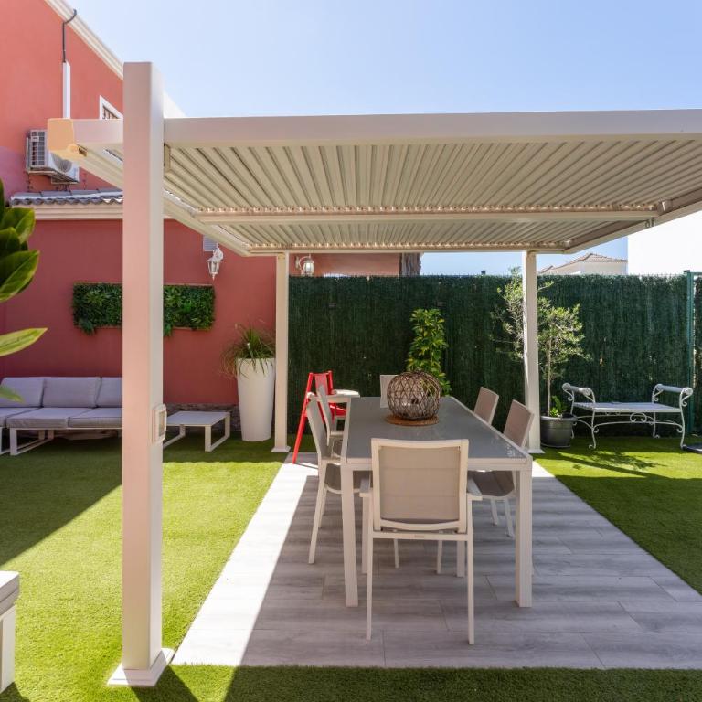 Maronata Villa with pool and children's playhouse - Three-Bedroom House - 13