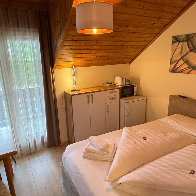 Haus Seerose - Zimmer mit Queensize-Bett und Balkon - 4