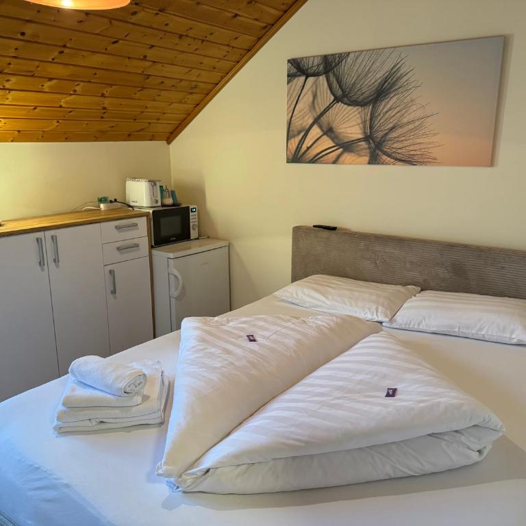 Haus Seerose - Zimmer mit Queensize-Bett und Balkon - 1