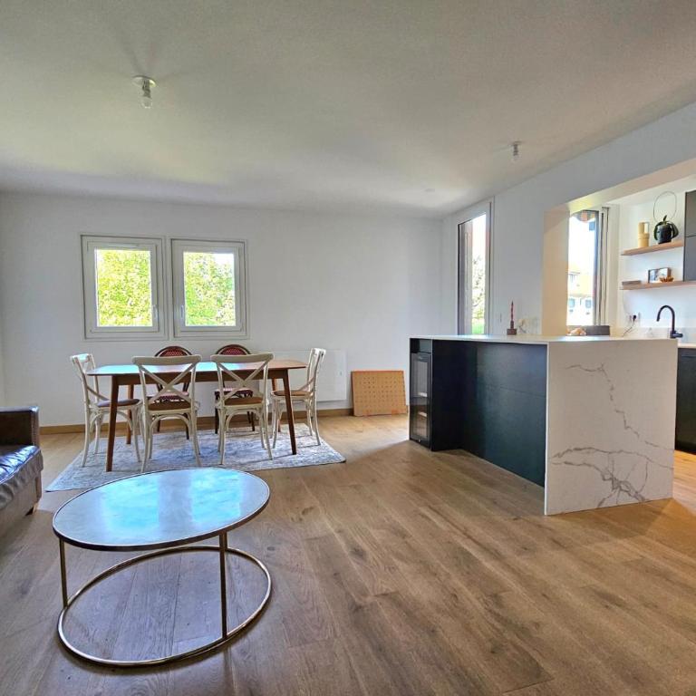 Renovated duplex, balcony, parking, 200m Lac d'Annecy - Apartamento de 4 dormitorios con balcón - 2