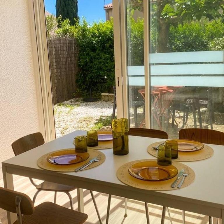 Charmant T2 avec Jardinet, Parking Privé, à 150m de la Plage – Sud, 4 Pers. - FR-1-701-68 - Apartment - 4