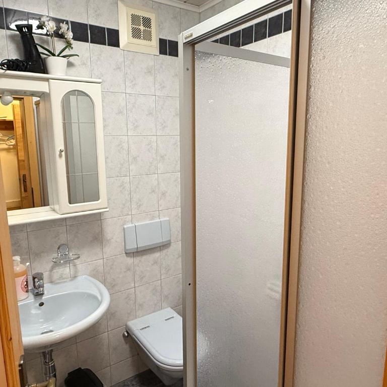 Haus Seerose - Zimmer mit Queensize-Bett und Balkon - 5