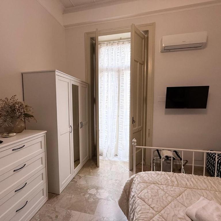 B&B ELEGANT LENA - Camera Queen con Bagno in Comune - 14