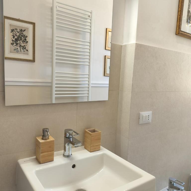 Paoletti Apartment Florence - Two-Bedroom Apartment with Terrace - 33