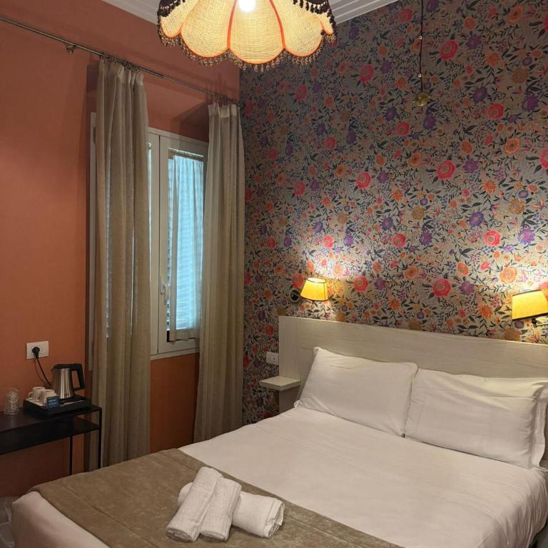 Hotel Montreal - Small Double Room - 5