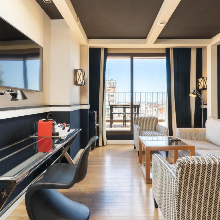 Europark - Suite with City View - 9