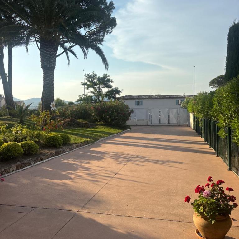 St Tropez face a la plage , Magnifique appartement T2 , entièrement rénové , grande terrasse , 2 piscines , magnifique résidence à 2 pas du port et du centre ville - Apartment mit 1 Schlafzimmer - 24