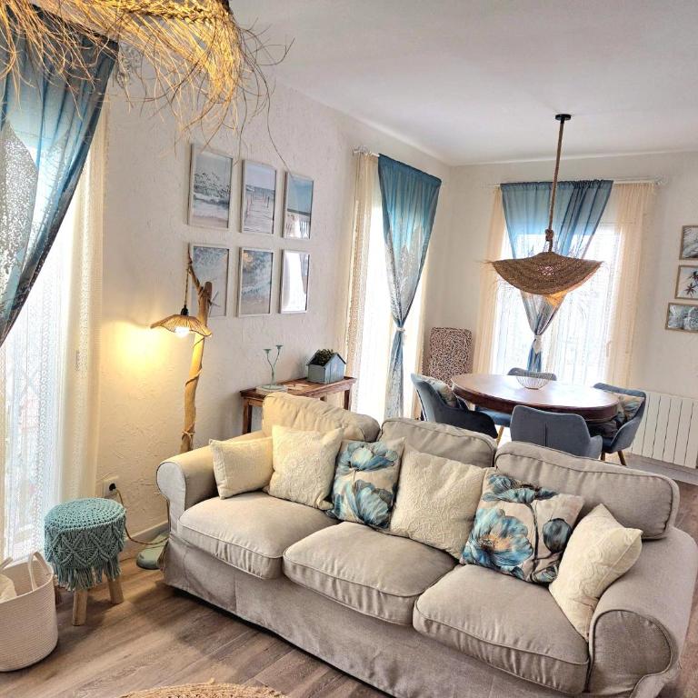 Casa LA VILA -Lujo de temporada- playa 50mt & Internet 600Mbps , Solarium privado 40m2, Smart TV 75" - Alquiler mensual 30 noches minimo - Apartamento de 3 dormitorios - 2