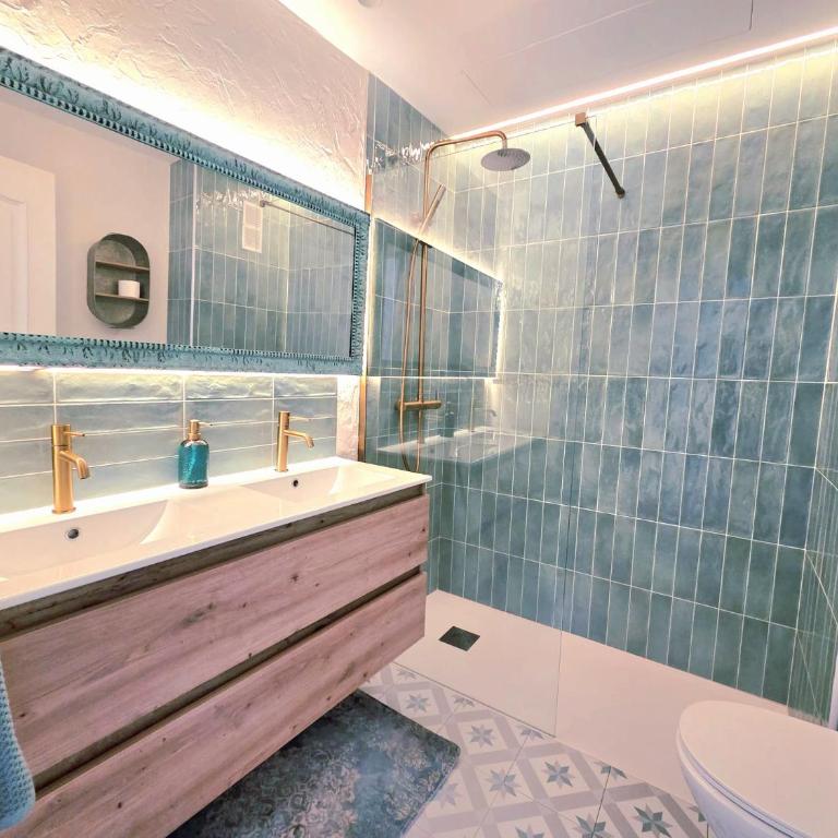 Casa LA VILA -Lujo de temporada- playa 50mt & Internet 600Mbps , Solarium privado 40m2, Smart TV 75" - Alquiler mensual 30 noches minimo - Apartamento de 3 dormitorios - 17