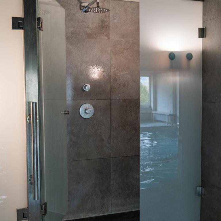 Luxus Suite mit Zirbensauna, Alpenblick und Pool - Deluxe-Apartment mit 2 Schlafzimmern und Gartenblick - 25