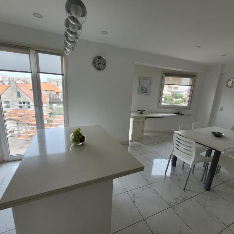 Check and Home - Varese - 6 Huéspedes De Lujo con Vista al Mar - Three-Bedroom Apartment with Sea View - 18