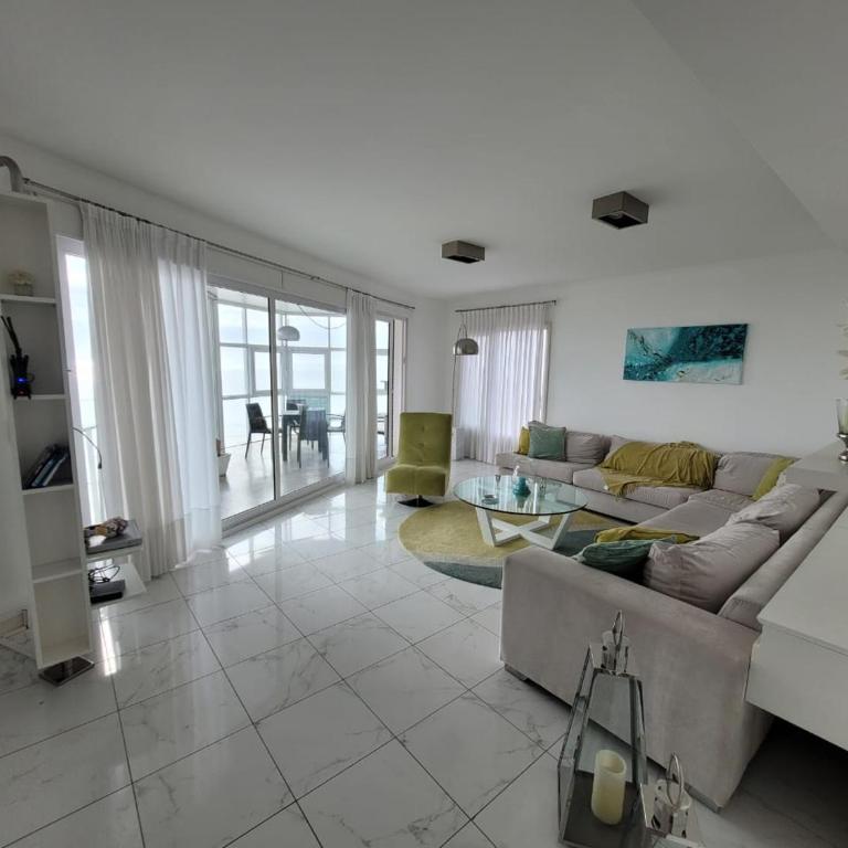Check and Home - Varese - 6 Huéspedes De Lujo con Vista al Mar - Three-Bedroom Apartment with Sea View - 21