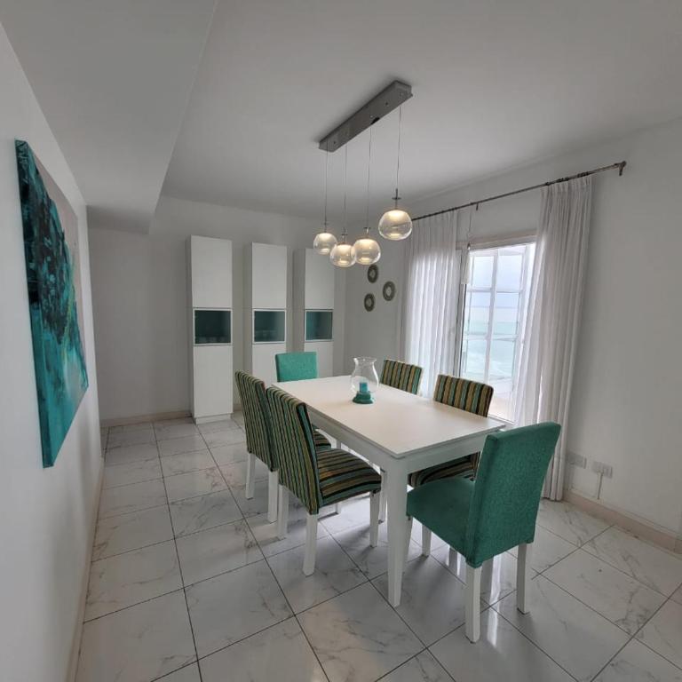Check and Home - Varese - 6 Huéspedes De Lujo con Vista al Mar - Three-Bedroom Apartment with Sea View - 6