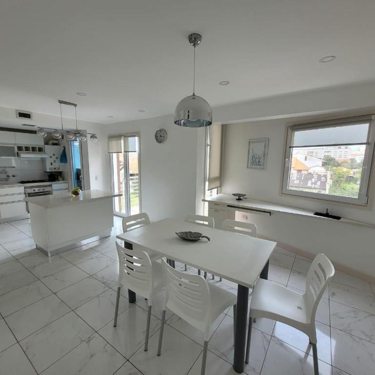 Check and Home - Varese - 6 Huéspedes De Lujo con Vista al Mar - Three-Bedroom Apartment with Sea View - 14