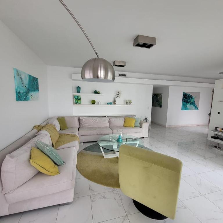 Check and Home - Varese - 6 Huéspedes De Lujo con Vista al Mar - Three-Bedroom Apartment with Sea View - 23