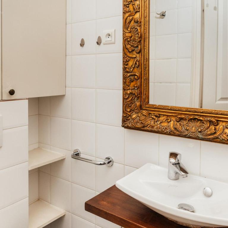 Beautiful cosy flat in Saint Germain des prés - G21B - One-Bedroom Apartment - 8